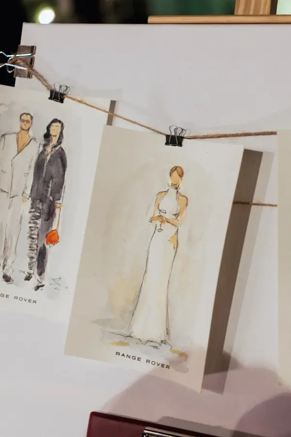 Gotove ilustracije obješene na štafelaju