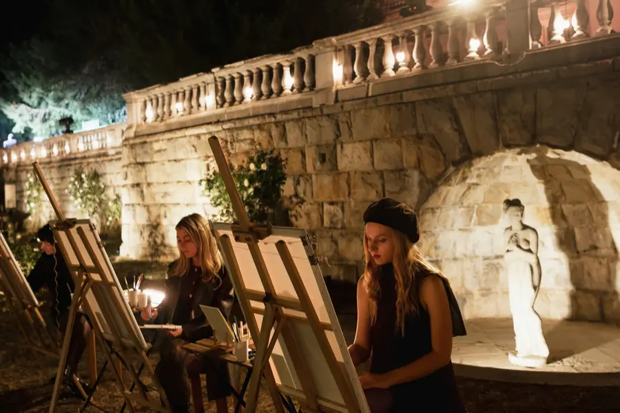 Štafelaji i umjetnice na večernjem eventu